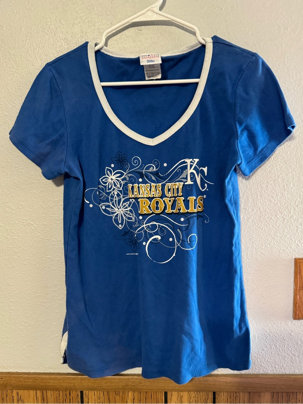 General Merchandise Kansas City Royals women size MEDIUM vneck fandom